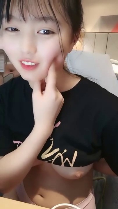 幸福老哥啪啪童颜大奶00后嫩妹今天新加入个眼镜妹3女1男，先用震动棒玩弄一番口交上位骑坐轮番上阵