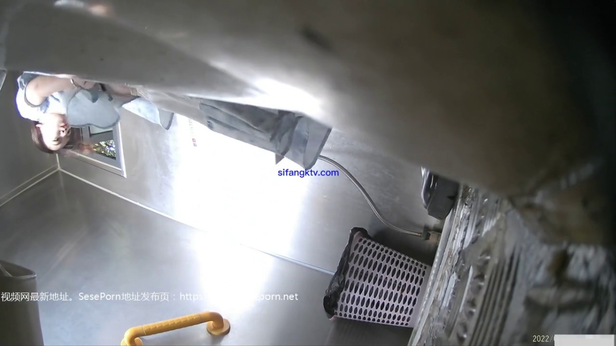 新设备（广角镜头）厕拍师范大学 各种青春美女络绎不绝来尿尿。露脸。上下同赏第七期 0006蓝色碎花短裙