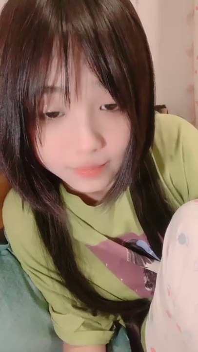 甜美呆萌00后妹妹！新人刚下海！脱光光贫乳嫩穴，玻璃黄瓜插穴，猛捅插出大姨妈