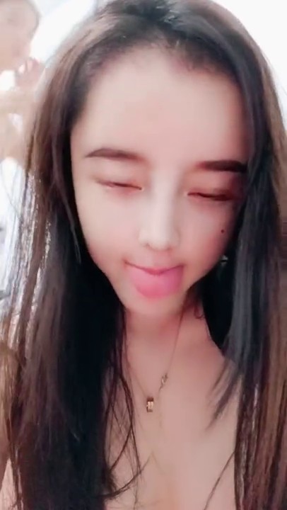 超嫩两个00后嫩妹给炮友口交双女激情 ，对着镜头深喉口交活不错 ，极品粉穴抹上扭动舔弄 ，翘起屁股舔逼扣穴