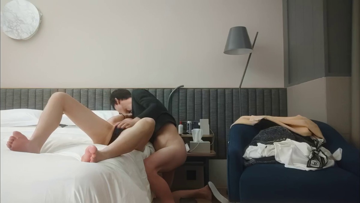 【开发探索】02年乖巧甜美嫩妹，忍不住隔着内裤摸穴，穿着高筒靴操逼，翘起屁股猛顶，太舒服了妹子娇喘不断1080P