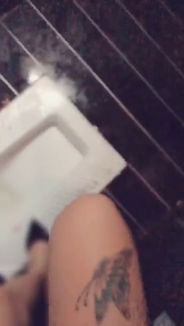 气质性感的极品美女和几个朋友酒吧聚会,喝多了被大屌男三言两语哄到卫生间自己脱掉丁字裤求操,粉嫩小逼,国语!