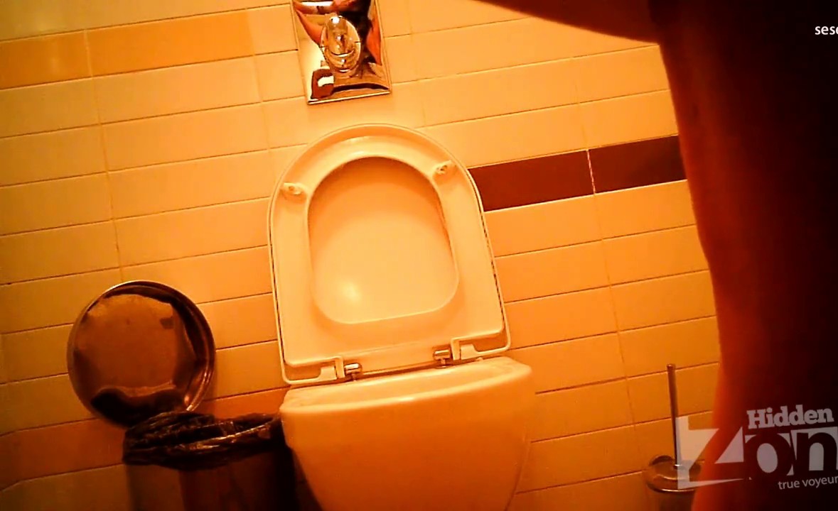 盗摄少妇站尿姿势