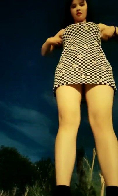 川妹子真牛逼， 半夜出动，到野外裸奔，【0后大胸妹子】，真实勾搭老实人车震