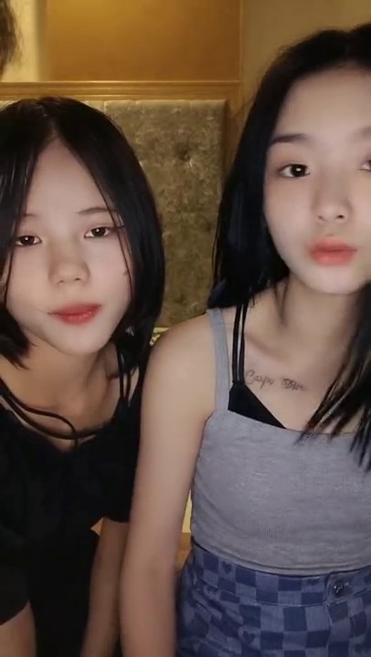 【火爆推荐 多人开炮】04.15七彩女神『18岁梦涵』午夜激情群P狂嗨 狂射两次交功课 熟悉的内射 高清源码无水印