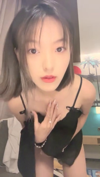 04年艺校妹妹！短发甜美颜值超顶！性感睡衣酒店诱惑，翘起美臀怼在镜头前，多毛骚穴