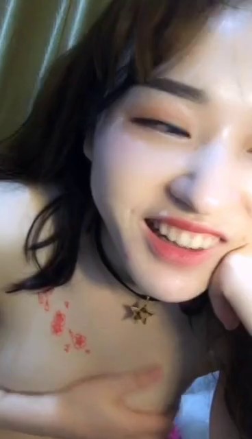 颜值不错苗条身材新人妹子 椅子上黄瓜自慰呻吟娇喘浴室洗澡 很是诱惑喜欢不要错过