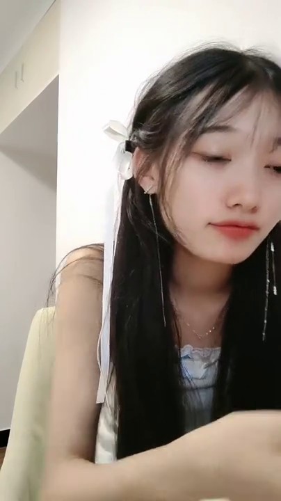 可爱超甜颜值学生妹！说话嗲嗲好听！撩下衣服贫乳，表情一脸淫骚，多毛骚穴揉搓，呻吟娇喘诱人