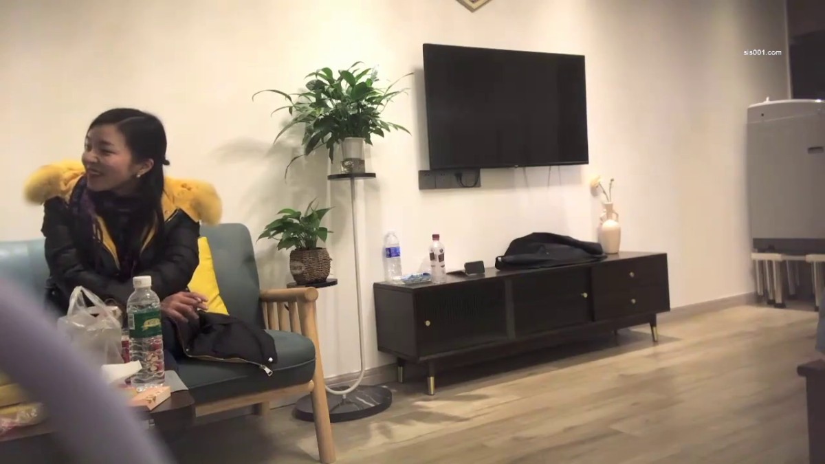 高颜轻熟女 你想干嘛你手机呢 手机在充电 身材苗条性格不错先聊聊天吃点东西补充能量 老是怕偷拍 被小哥猛力输出