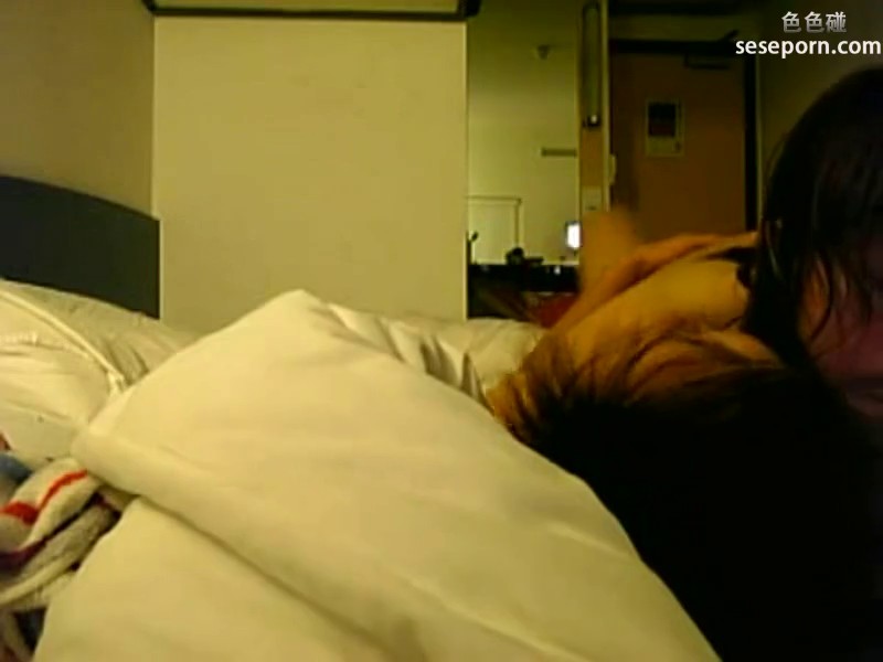 一对大学情侣白天翘课在出租屋打炮 女主一看就是身经百战