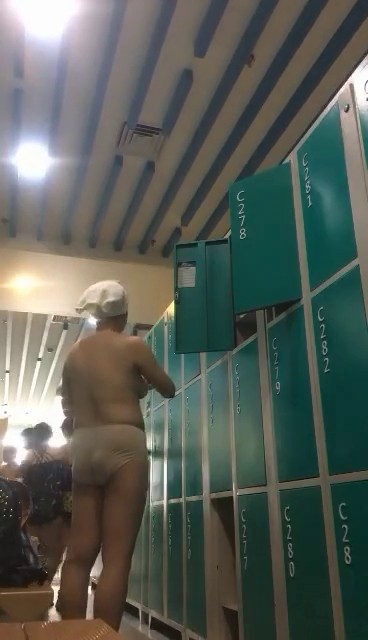 【直播偷拍】那些坑爹女主播潜入更衣室 澡堂偷拍直播1 (1)