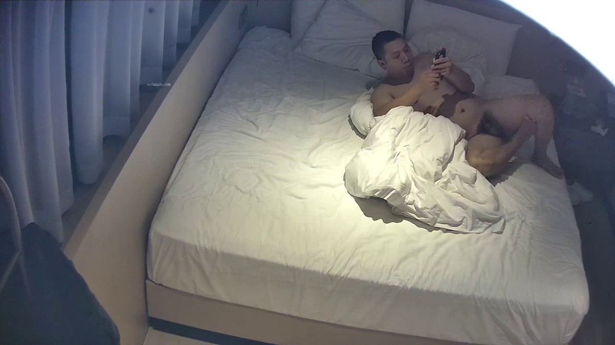 10-18最新流出酒店偷拍 三个大哥一起组队找外围外围轮流转三个大哥换着同上，一张床上一小时之内被干了三次