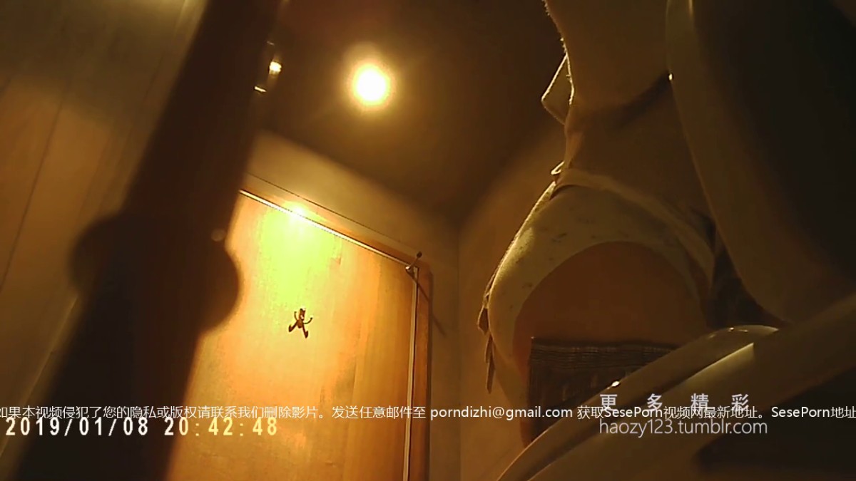 猛男双飞两个小骚逼，两女先玩道具出水吃咪咪，然后轮草两女接力赛，各种姿势啪啪水声四溢，叫的很骚