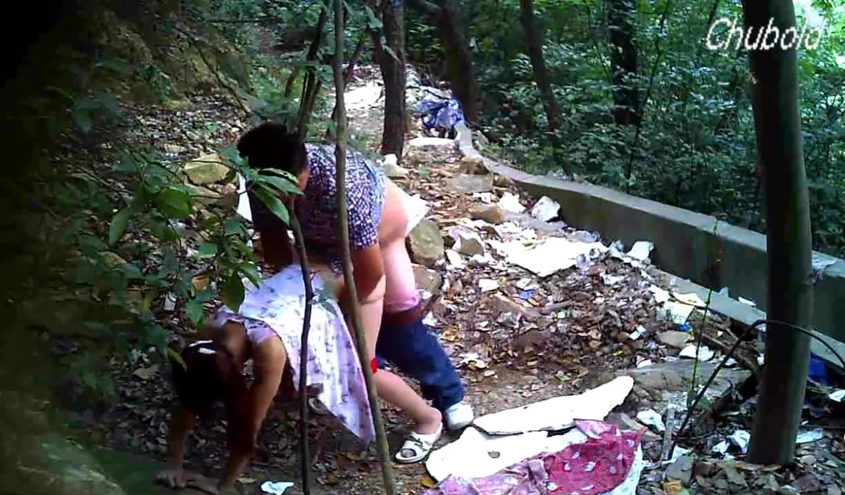 没有女友的青年小胖树林里嫖个连衣裙有几分气质的良家少妇鸡姐姐小伙挺猛扶着小树干姿势换了好几个