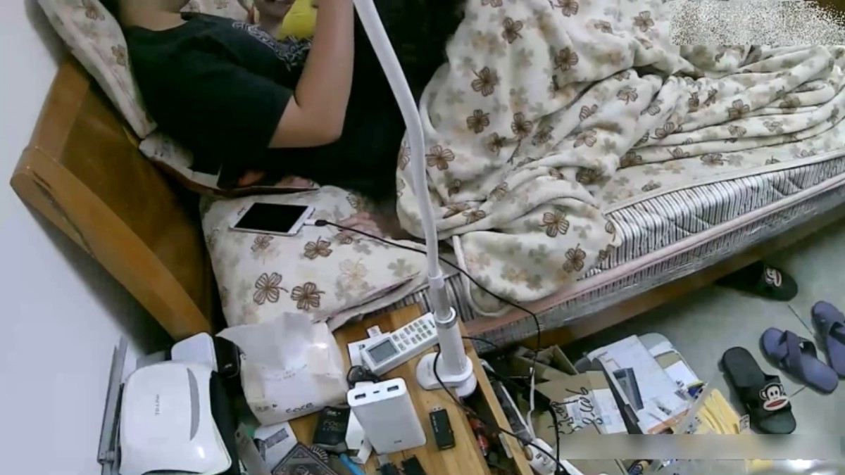 家用网络摄像头被黑TP两口子过夫妻生活女的喜欢吃J8舔了好一阵子老公才用硬屌爆干她淫叫不止