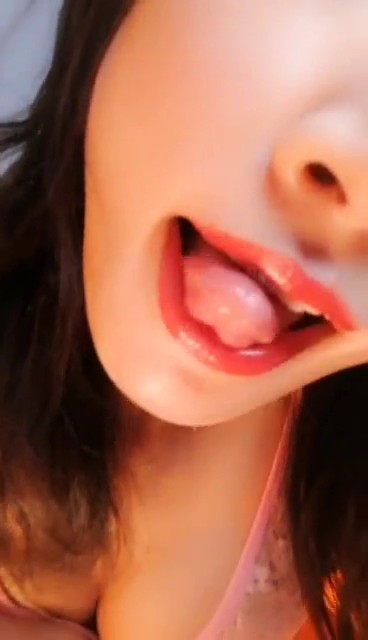 单亲家庭长大的孩子金牌小野猫2，露脸黑丝直播叫爸爸想要大鸡巴，道具自慰自己舔奶扣逼，每次都玩到高潮虚脱水多