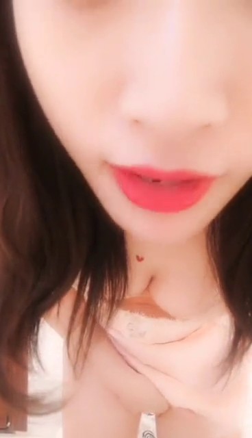 金牌小野猫年后回归首秀，越来越骚了躲在卫生间开搞，性感内裤脱光扭屁股，道具插入骚逼特写展示第三弹