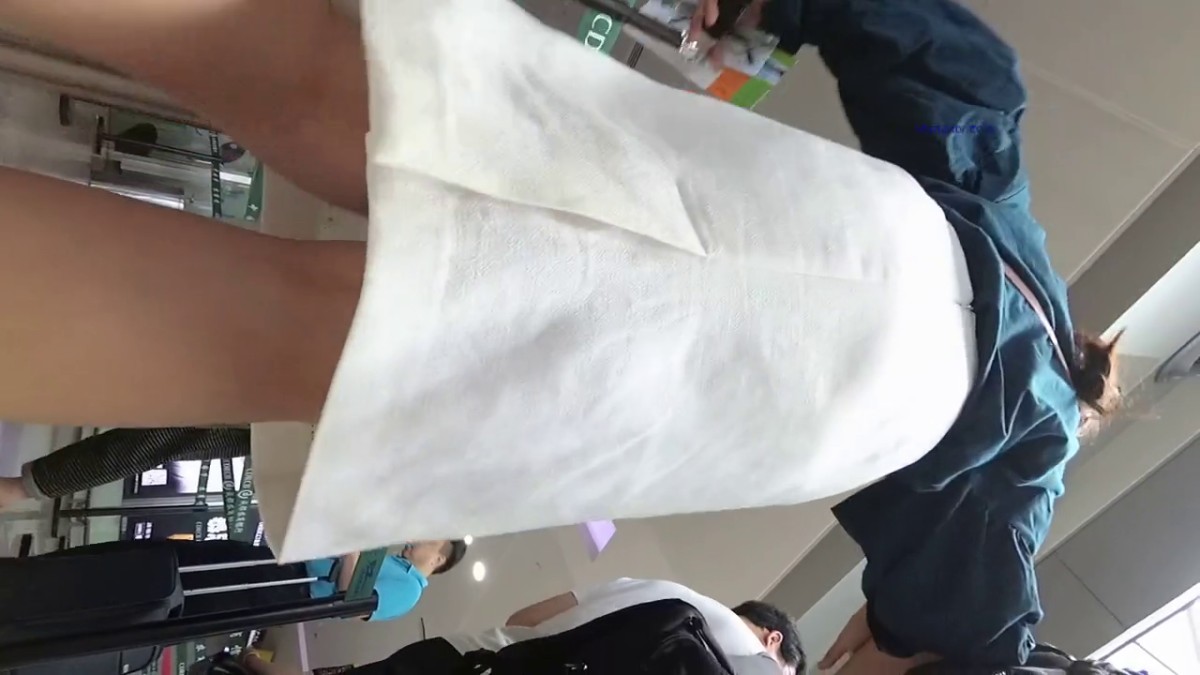 超高质量机场地铁抄底 高挑美女阴毛旺盛露出两根 三角内内夹在逼缝隙里 高清1080P版-2 (17)