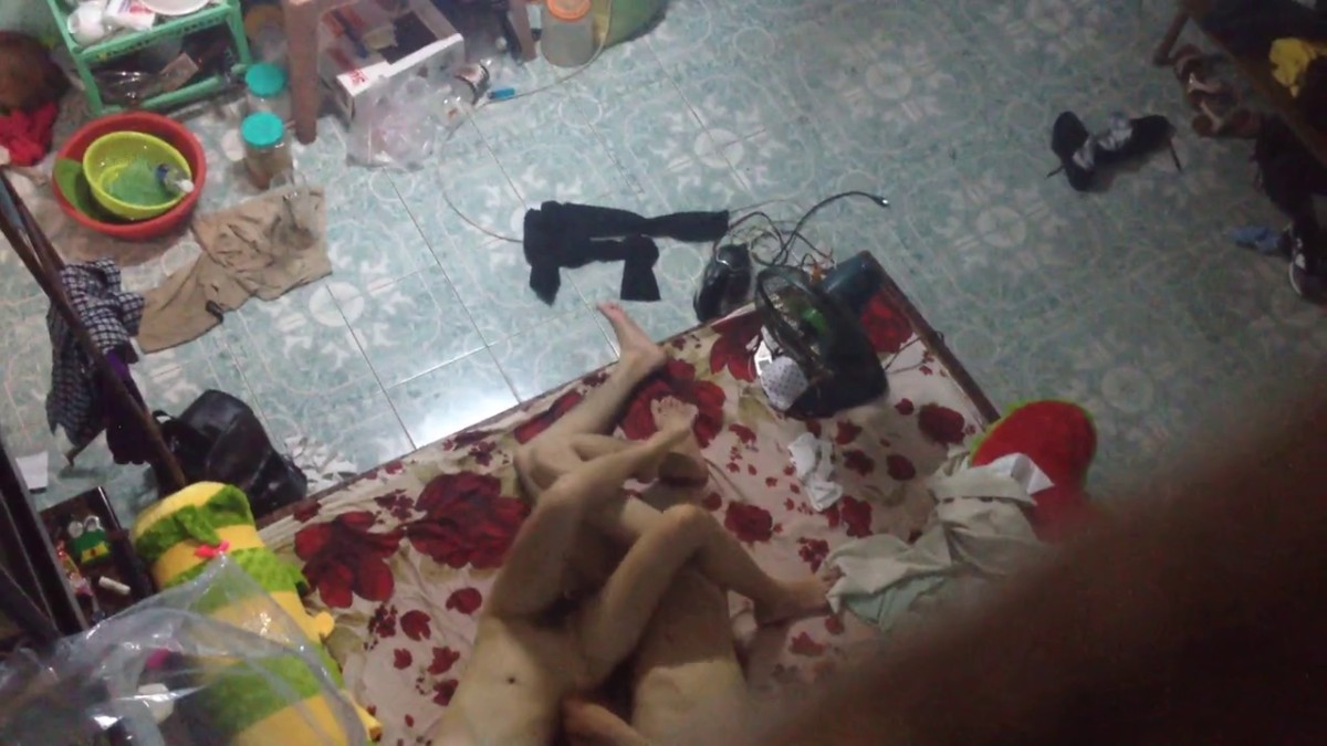 冒险出租房趴窗偸拍年轻情侣全裸在凌乱的家里活动回到床上激情啪啪奶子饱满身材苗条柔软美女被各种体位干1080P完整版