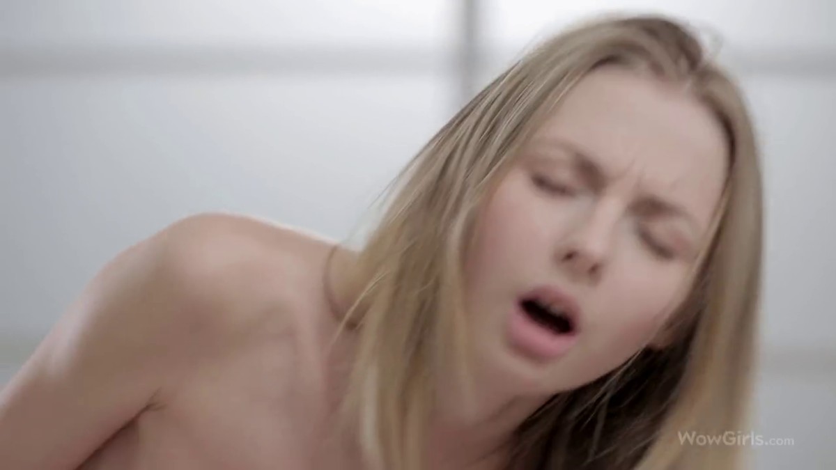 这个小美女太精致了抱着操穴滋味绝对销魂啊，小巧玲珑大鸡巴插入啪啪撞的抖动真鸡儿受不了1080P高清