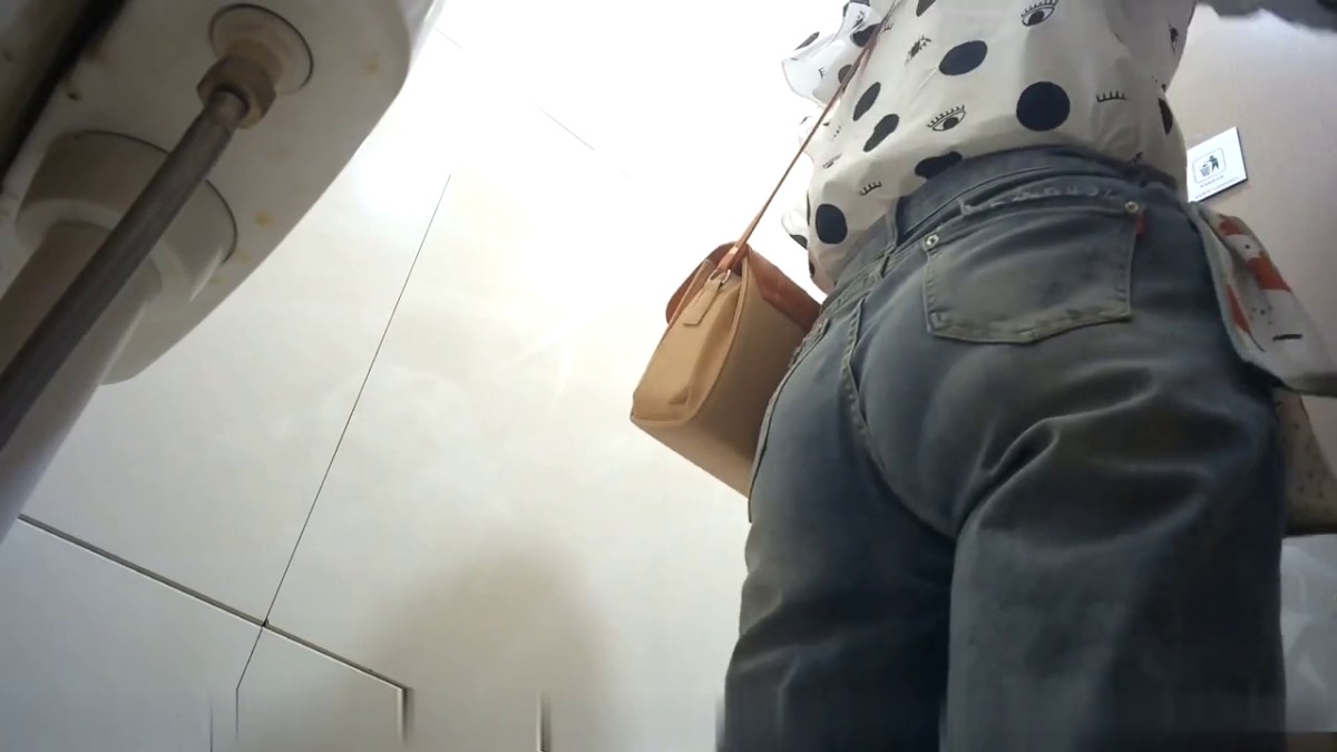 -大神放暑假躲进商场隔板女厕偷拍 美女尿尿牛仔裤美女经期忘带卫生巾把内裤弄脏了