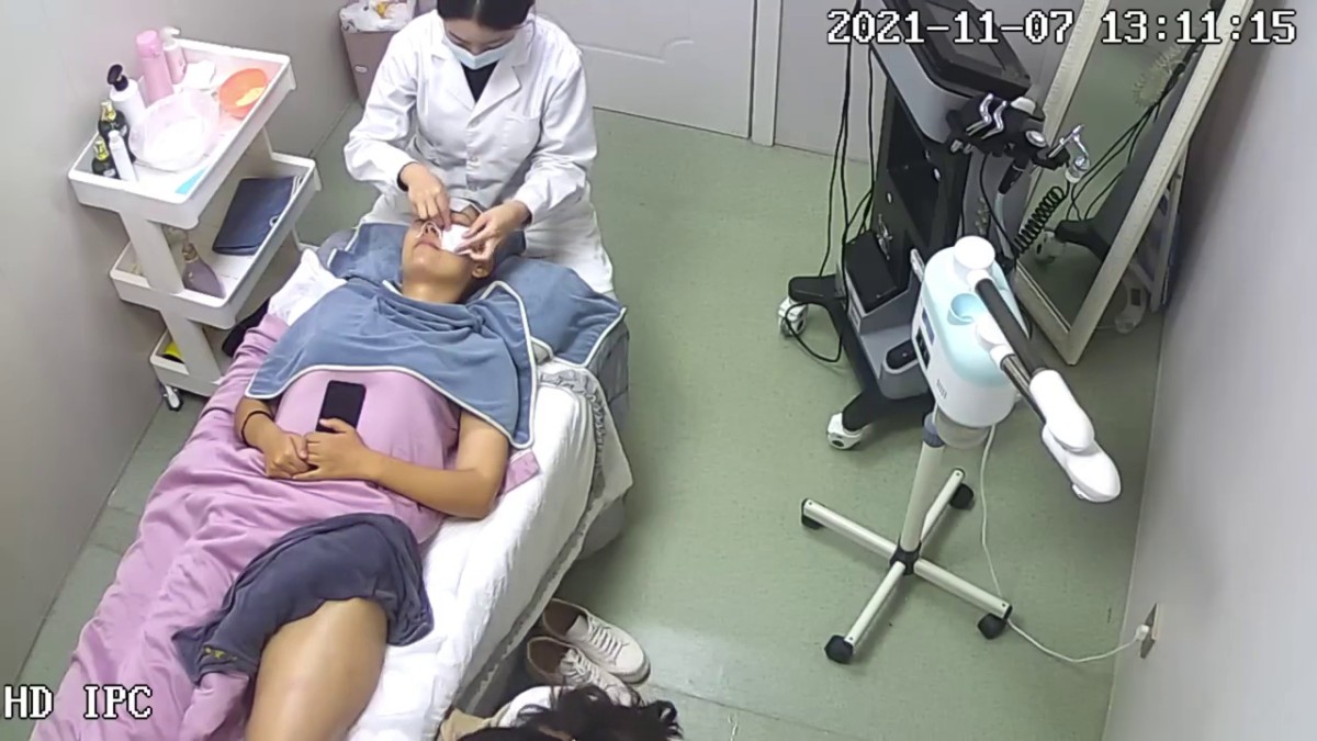 私房一月最新流出 稀有黑客破解美容院摄像头11-12月胸部按摩激光雷射除逼毛2021-11-7