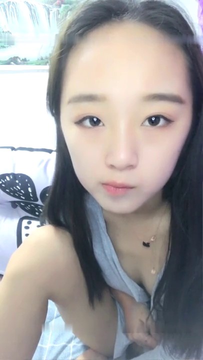 小可爱平台(原卡哇伊)清纯漂亮小萝莉新人1112直播秀 自慰插穴尿尿洗澡 很是诱人