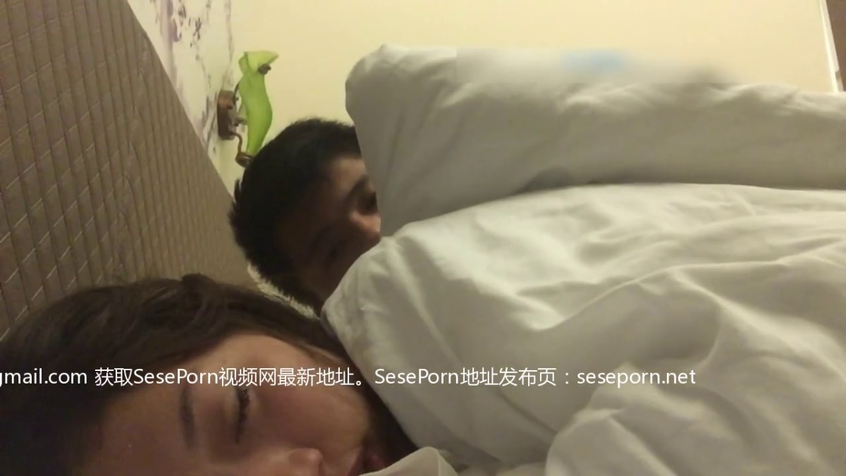 『小姨子你继续睡 姐夫抽屌干一炮』醉操聚会宿醉的小姨子 无套趴着操射美臀擦干净免得被发现 高清1080P版