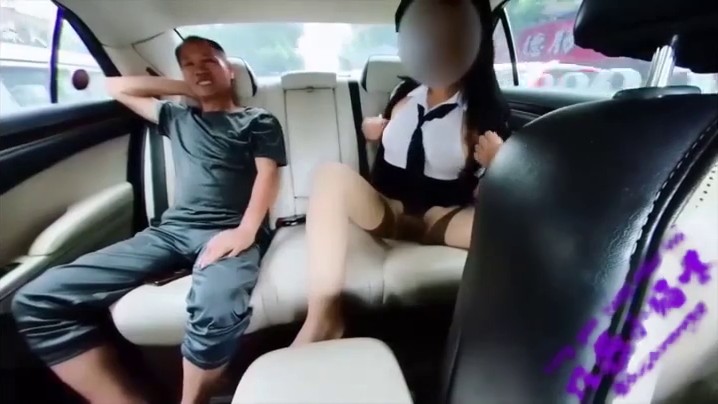 风骚少妇「性感小猫眯11」以家里下水道出问题为由，真实勾搭农民工大爷车震操逼