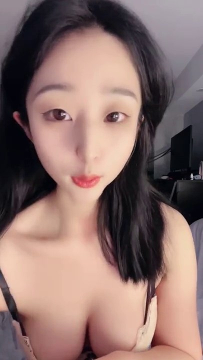 国民榨精女神【航空大学学妹菲菲】露脸福利，脸穴同框，道具自慰，私处肥厚有特点，美到起飞1