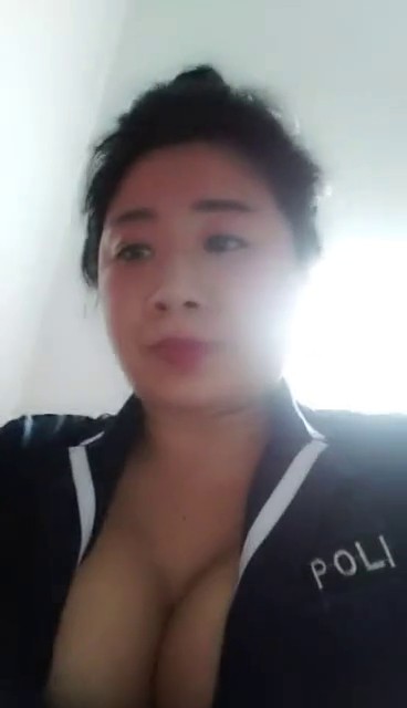 成熟的大姐姐露脸直播奶子不小可惜有点下垂，床上自慰无毛骚逼看旁边打哥玩倒膜，被大几把插入浪叫不断呻吟