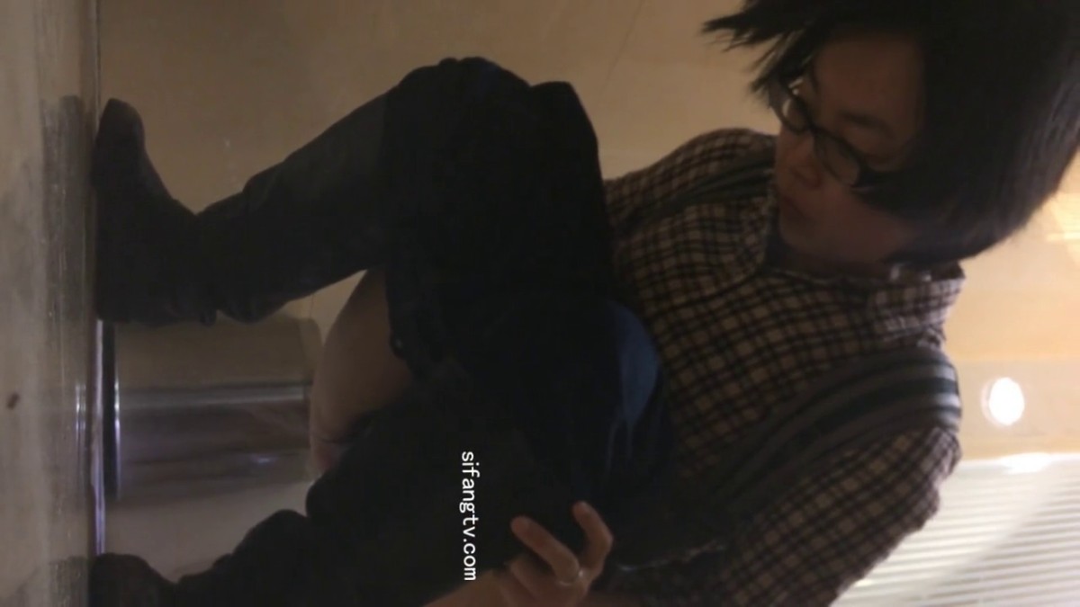 【极品厕拍】原版无水印呈现《超清晰1080P全景偷拍大型溜冰场内部女卫生间》之六