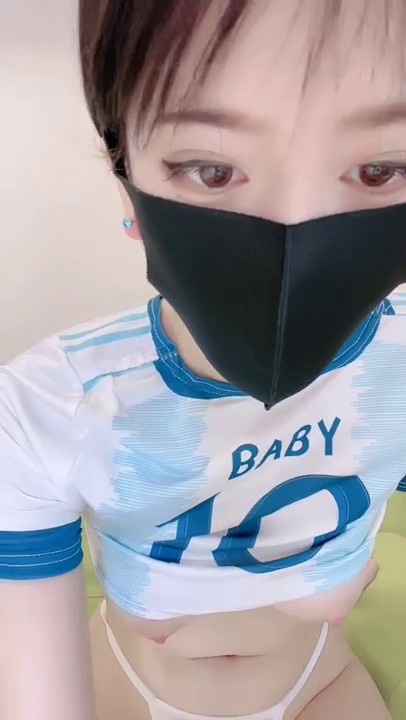 一个非常吊的主播，一多表演逼逼吃苹果啊，抹着润滑油硬往逼里塞，看她下垂的奶子好像是在哺乳期