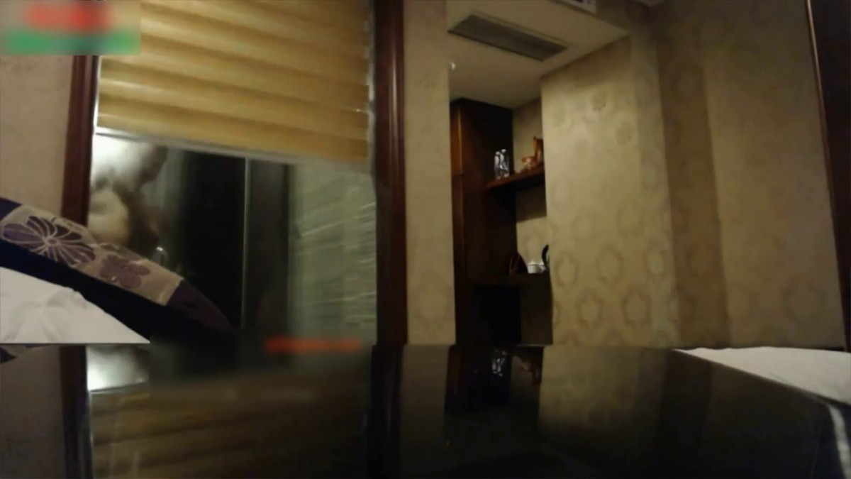 偶然间联系上的以前上学时暗恋的美女班花,半夜开车去接她,吃完饭玩嗨后带到酒店啪啪,发育的真好,干的呻吟不断!