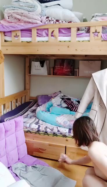 在外打工的小姐姐业余时间挣点外快，在宿舍内直播大秀，全裸道具自慰呻吟，骚逼水还真不少