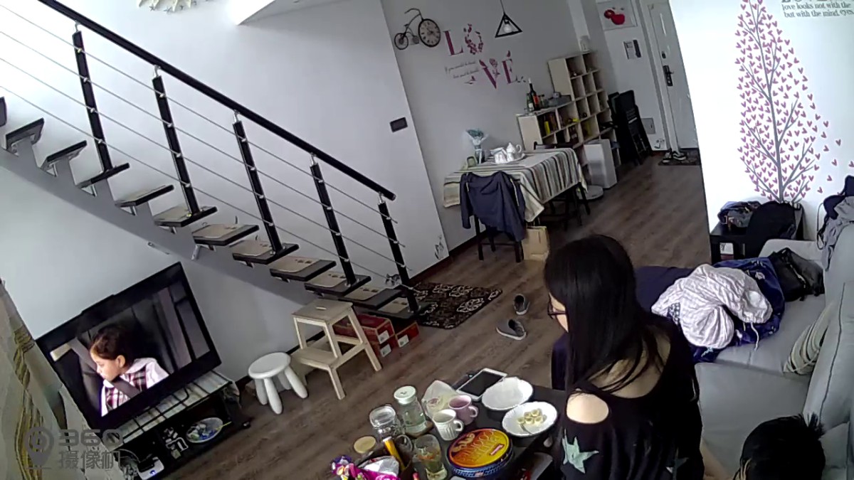 眼镜妹和男友在客厅边看电视边观音坐莲,爽完了还要拍逼炫耀