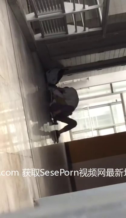 现在的学生真大胆啊 学校走廊直接开干 太牛逼了吧光天化日之下