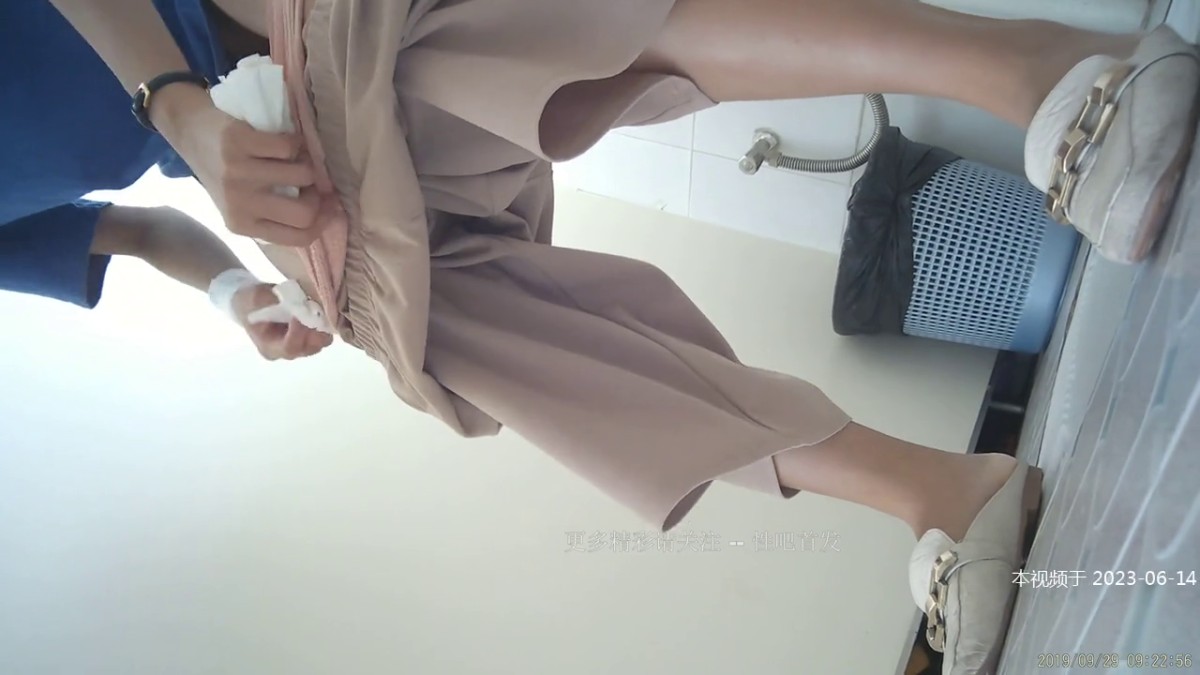 大胆坑神潜入某公司女厕独占坑位隔板缝中现场实拍多位漂亮小姐姐方便 角度刁钻逼脸同框无水原版 (12)