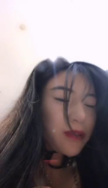 满足你变态欲望的人气网红陈丝丝全程露脸激情大秀，高跟皮鞭绳缚，骚逼特写喷尿深喉，舌头舔自己喷的尿，淫声浪语求干求骂