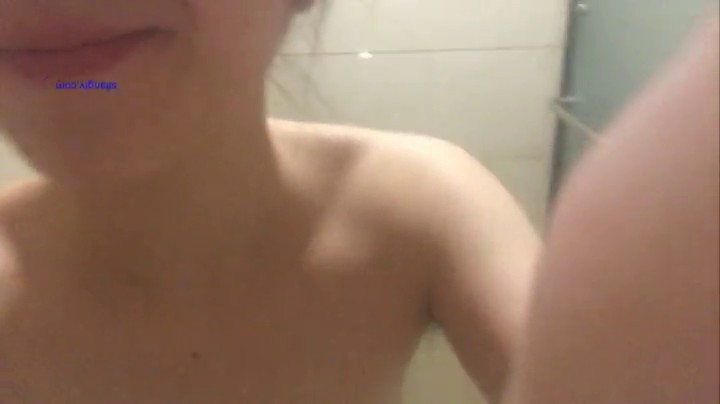 酒店厕所偷拍小姐姐洗澡，奶子好水嫩好粉像是没开发过