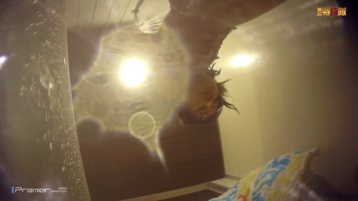 1月新品游泳馆女客更衣淋浴间内部真实高清偸拍一屋子女人脱换衣和洗澡刁钻角度秀色可餐小美女一对车大灯又圆又挺