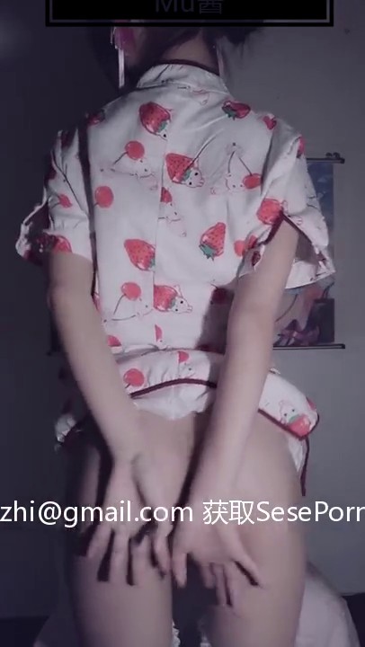 2019最新流出微博新人网红沈娇娇(甜美小娇妾)可爱草莓樱桃兔旗袍大胆自拍 视频1V