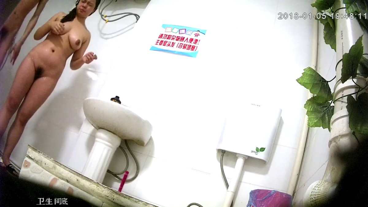 出租屋长期偷拍系列1之丰满的小妹上完厕所之后跟男朋友一起洗澡