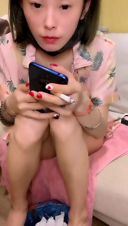 很是风骚的苗条美少妇收费直播大秀 自慰棒大力插穴自慰 就是奶子有点小