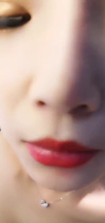 很漂亮的小姐姐全程露脸发骚，舔道具的样子好骚纵享舌尖的丝滑，道具插入塞逼手抠很多水自己舔，骚逼爆菊特写