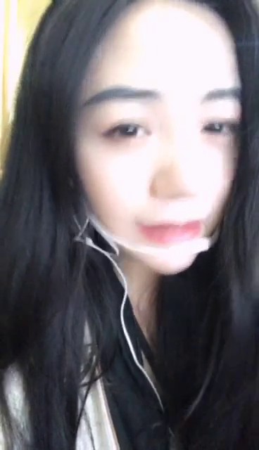 高颜值网红丝丝女神玩就玩刺激的，网吧公共厕所内大秀，厕门挡板很低踮脚就能看到，全裸自慰自己抠水好多不敢大声叫