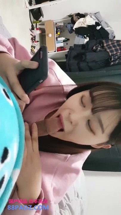 獨家網路熱點視訊：清純小主播吃着大屌與粉絲互動