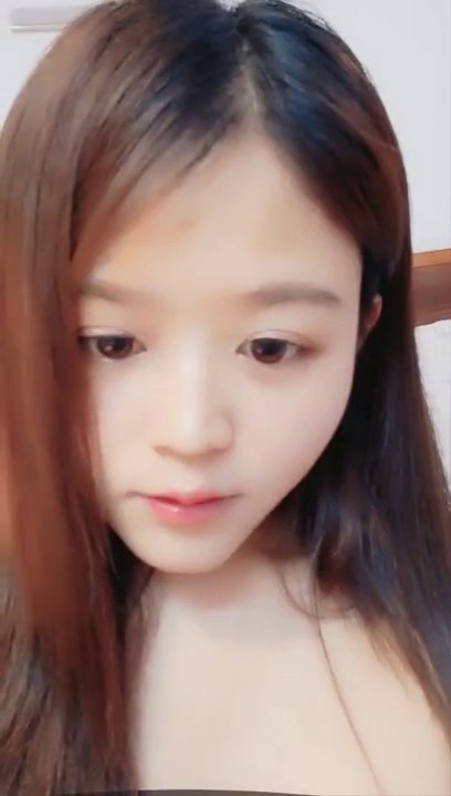 颜值不错长相清纯萌妹子手机直播 自摸奶子呻吟娇喘道具抽插 很是诱惑喜欢不要错过