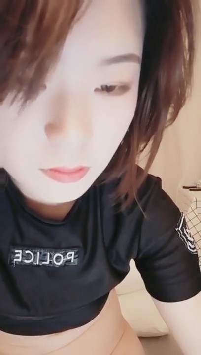 颜值不错黑衣短发妹子新买道具秀第二部 震动按摩棒抽插自慰说很爽 很是诱惑喜欢不要错过