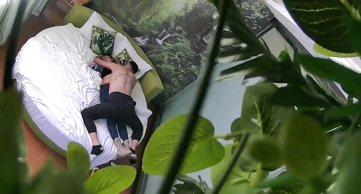 丰满性感的美女酒店不愿意和认识没多久的纹身男啪啪,被男的3次扑倒在床上最后强插进去干完后再操时乖乖配合!